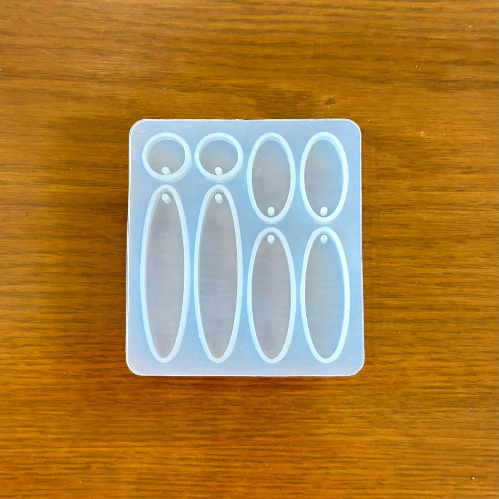 Keychain and Pendant 8 Cavity Oval 7.6x7cm 6mm Depth SIlicon Mould